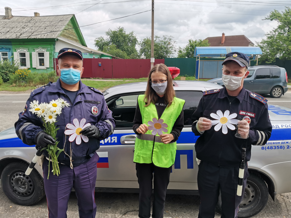 В Новозыбкове в день семьи, любви и верности сотрудники Госавтоинспекции и гимназисты дарили ромашки