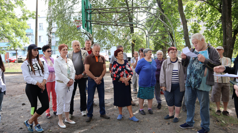 Брянские активисты ОНФ обратились в прокуратуру по поводу нарушений при благоустройстве двора в Новозыбкове