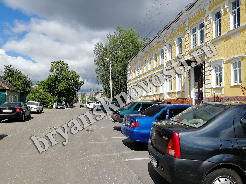 В Новозыбкове клиентам МФЦ не хватает парковки