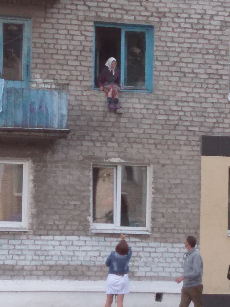 В Новозыбкове бабушка едва не выбросилась из окна многоэтажки