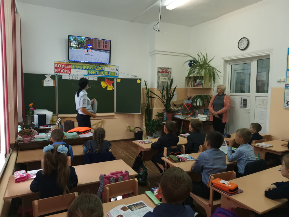 Автоинспекторы показывают познавательные мультики в школах Новозыбкова