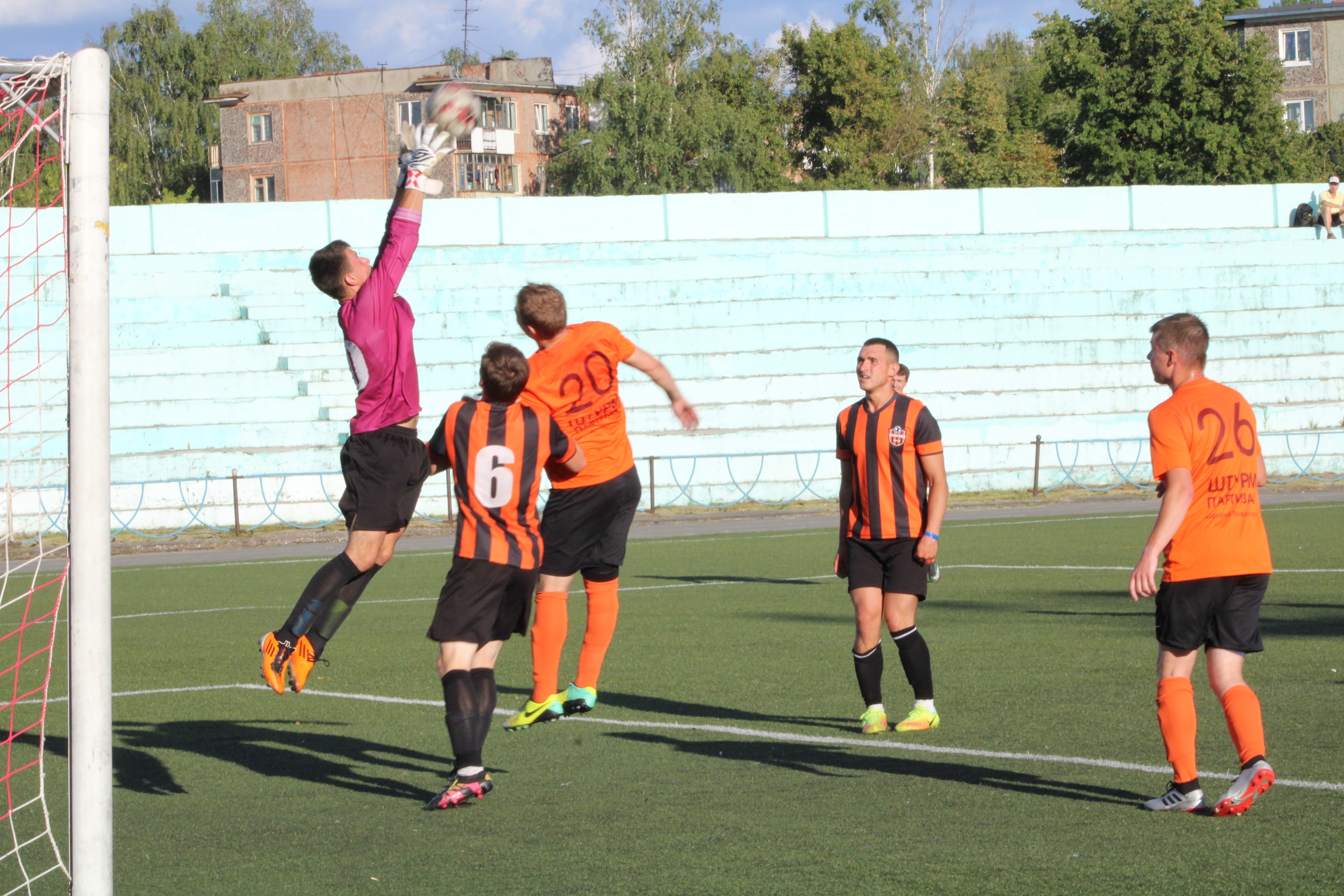 В Брянской области разрешили играть в футбол игрокам моложе 18 лет