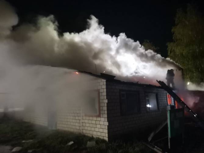 Пожар в придорожном кафе у Новозыбкова сняли на видео очевидцы (ВИДЕО)