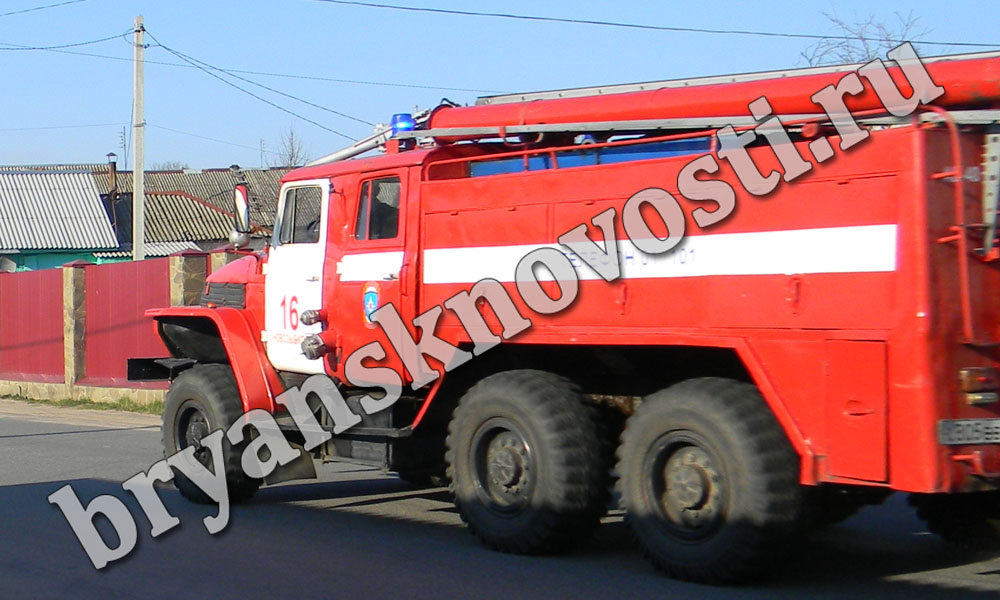 Огнеборцы всю ночь тушили крупный пожар в Новозыбкове