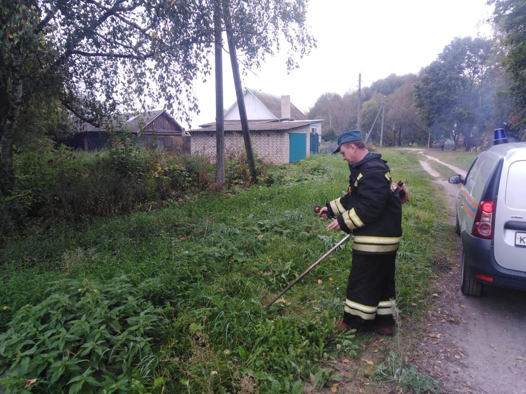Новозыбковские инспекторы МЧС продолжают борьбу с сухой травой