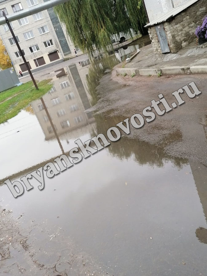 Затянувшиеся дожди превратили в озеро дворовую территорию в Новозыбкове