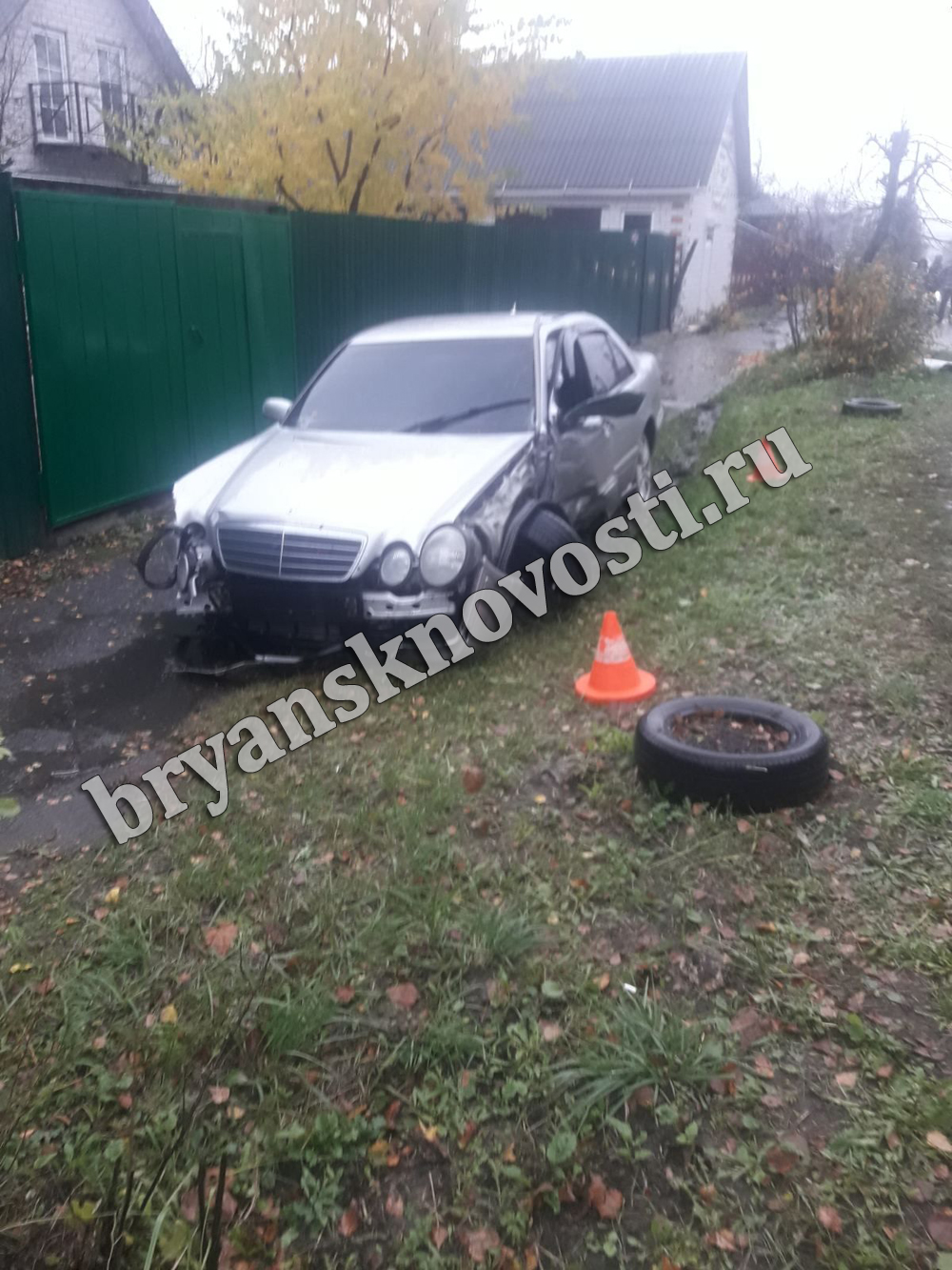 В Новозыбкове водитель иномарки сбил столб (ФОТОРЕП)