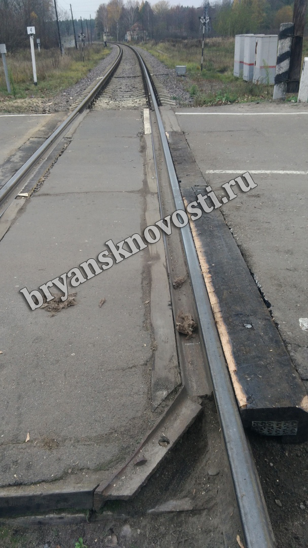 В Новозыбкове ремонт на железнодорожном переезде занял несколько часов (ФОТОРЕП)
