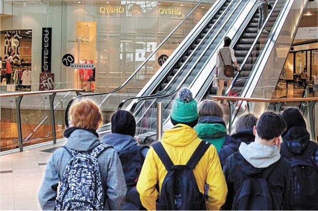 Родителей гуляющих по торговым центрам Брянска подростков будут наказывать