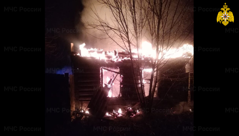 В Новозыбкове сгорел нежилой дом (ФОТОРЕП)