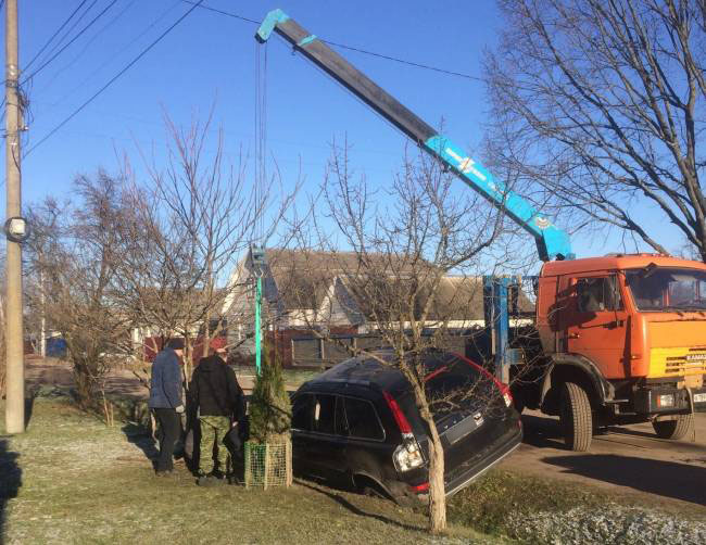 В Новозыбкове автомобиль, угодивший в ливнёвку, доставали с помощью автокрана