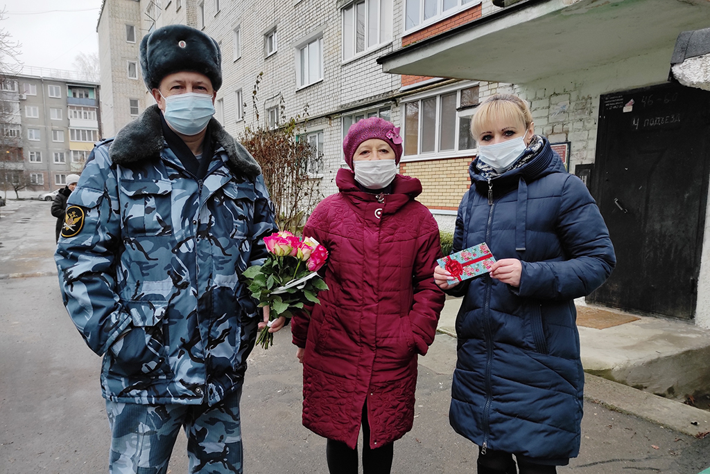 В Новозыбкове к ветерану пришли с розами