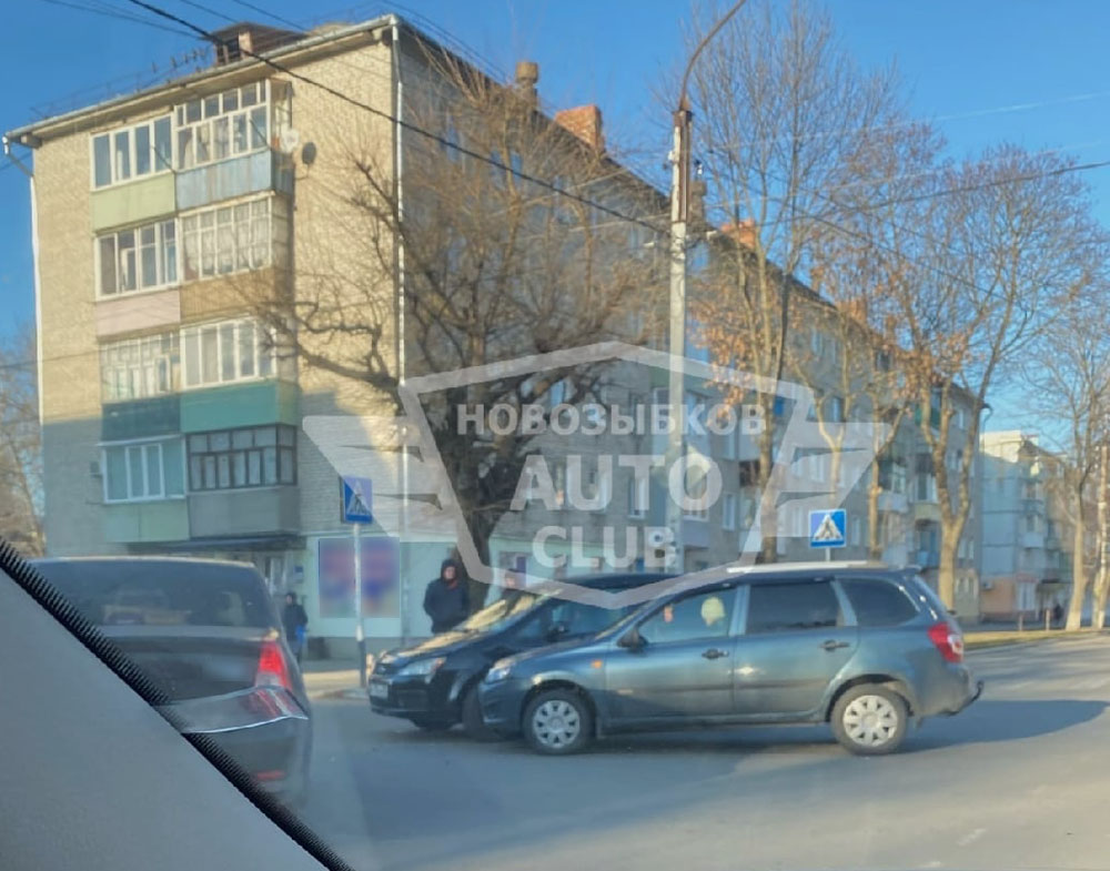 На оживленном перекрестке в Новозыбкове столкнулись легковушки