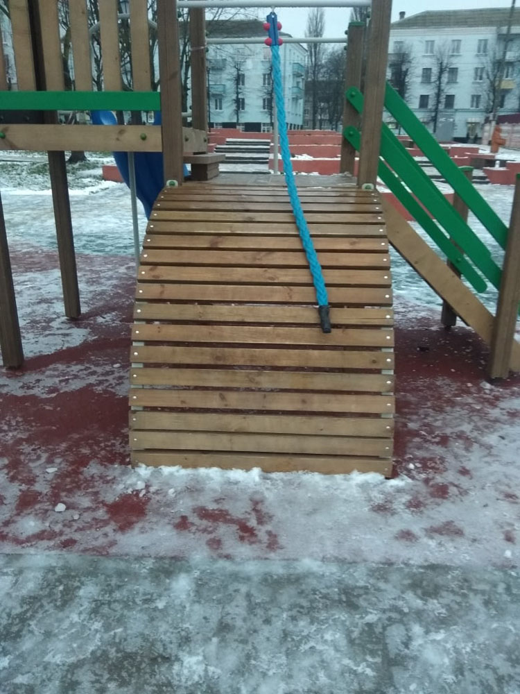 Жители Новозыбкова увидели опасность на новой площадке в детском сквере