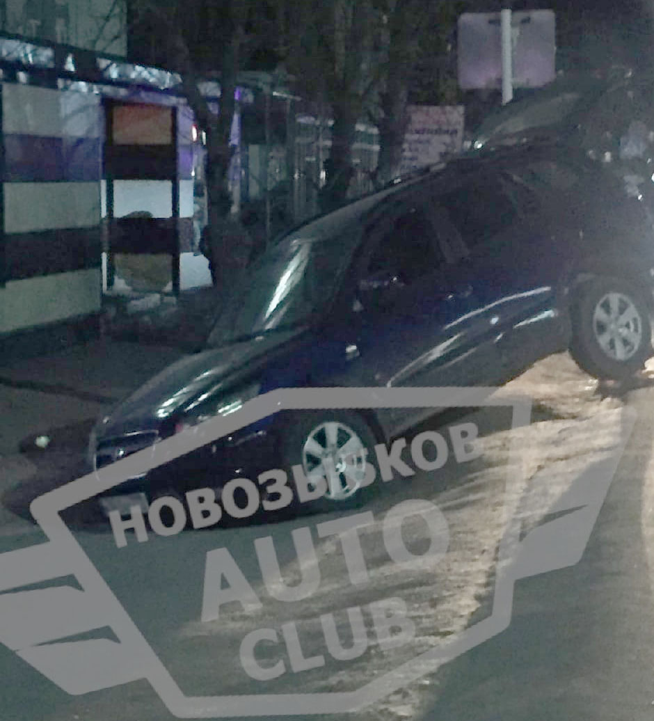 Внедорожник угодил в кювет на центральной улице Новозыбкова