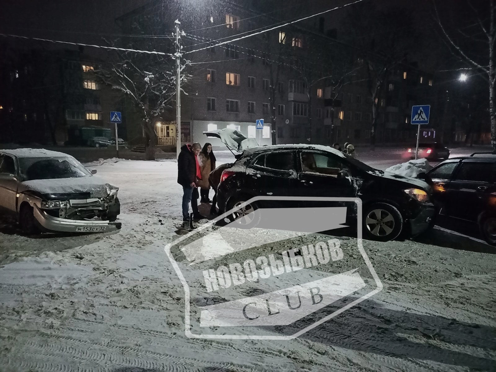 На скользкой дороге в Новозыбкове сильно помяло автомобили