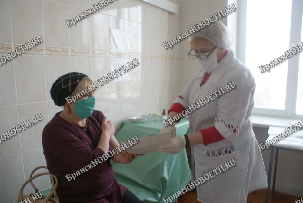 В Новозыбкове антиковидные прививки получили первые 100 человек