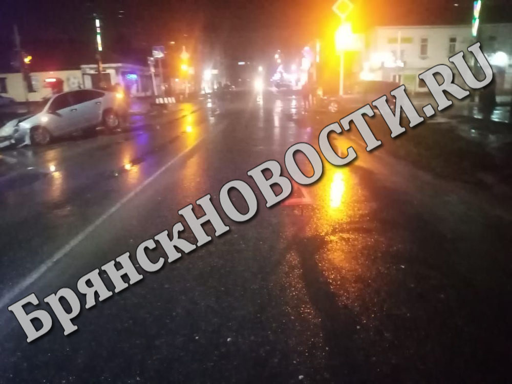 В Новозыбкове автомобили разметало по дороге после столкновения