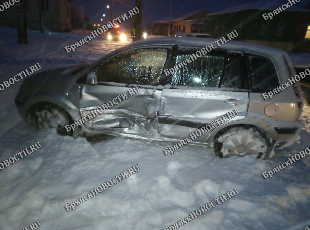 «Неуступчивый» водитель помял два «Форда» в Новозыбкове