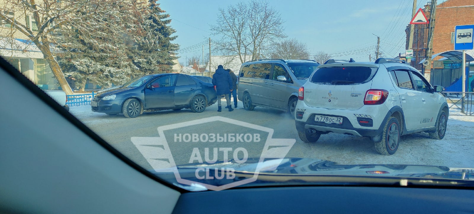 Очевидцы сняли «битву» внедорожников у рынка в Новозыбкове
