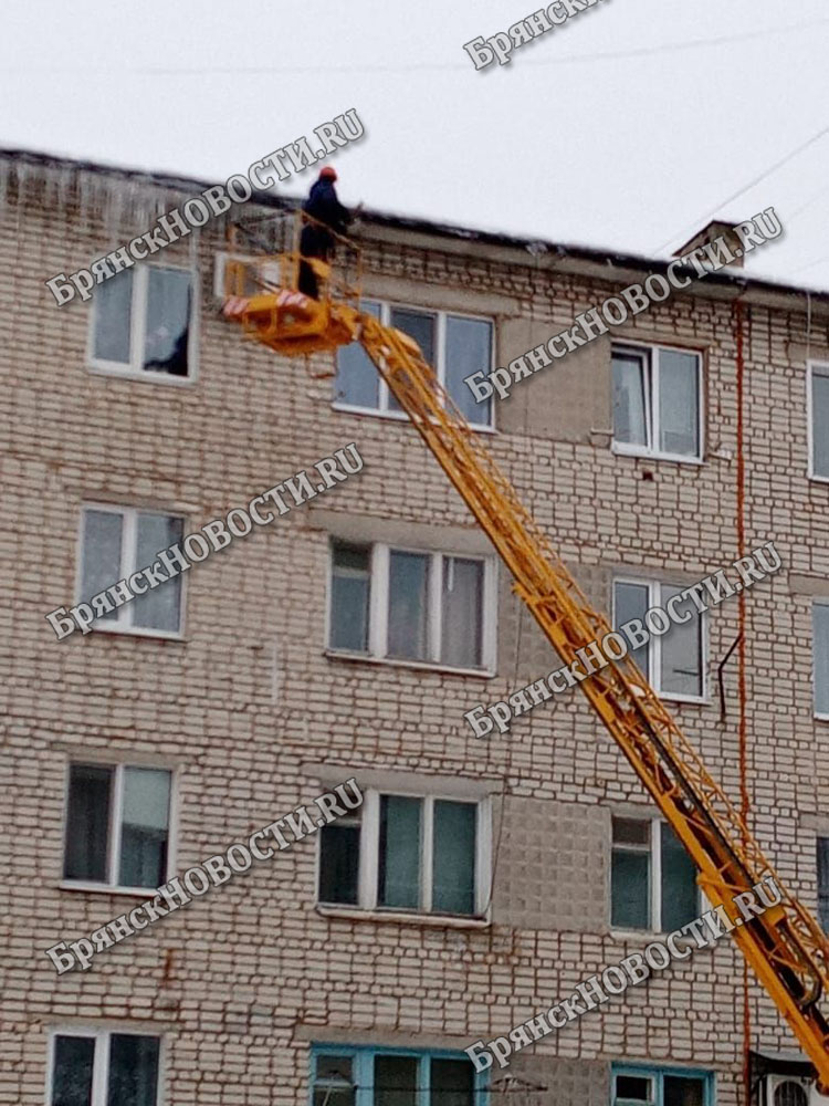 Сосульки на здании дома по улице Садовой в Новозыбкове сегодня «состригли»