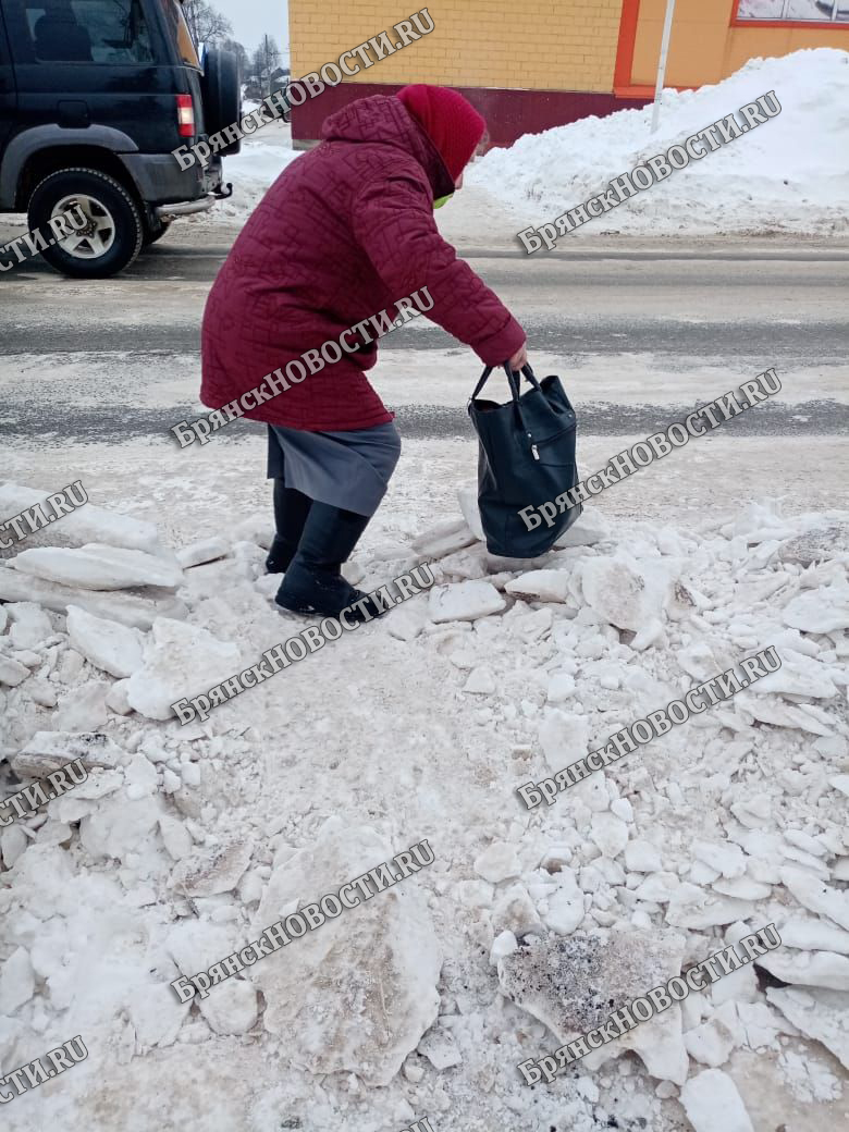 В Новозыбкове из снежных глыб образовались валы и мешают пешеходам, на дорогах высокая колейность