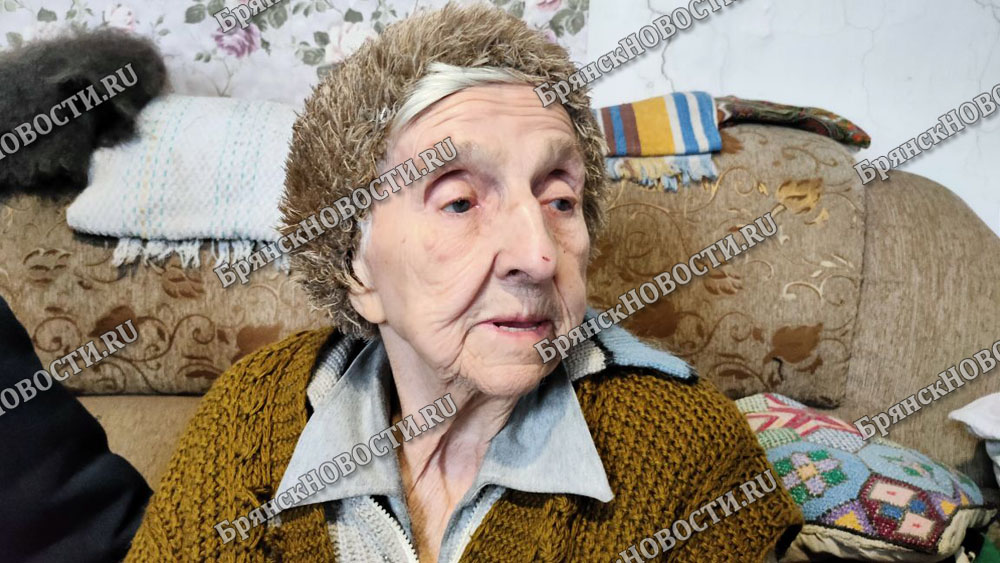 В холодном не обустроенном доме в Новозыбкове живет эта женщина