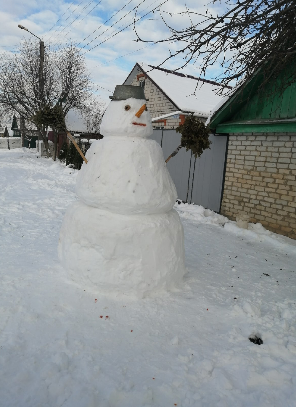 В Новозыбкове слепили двухметрового снеговика