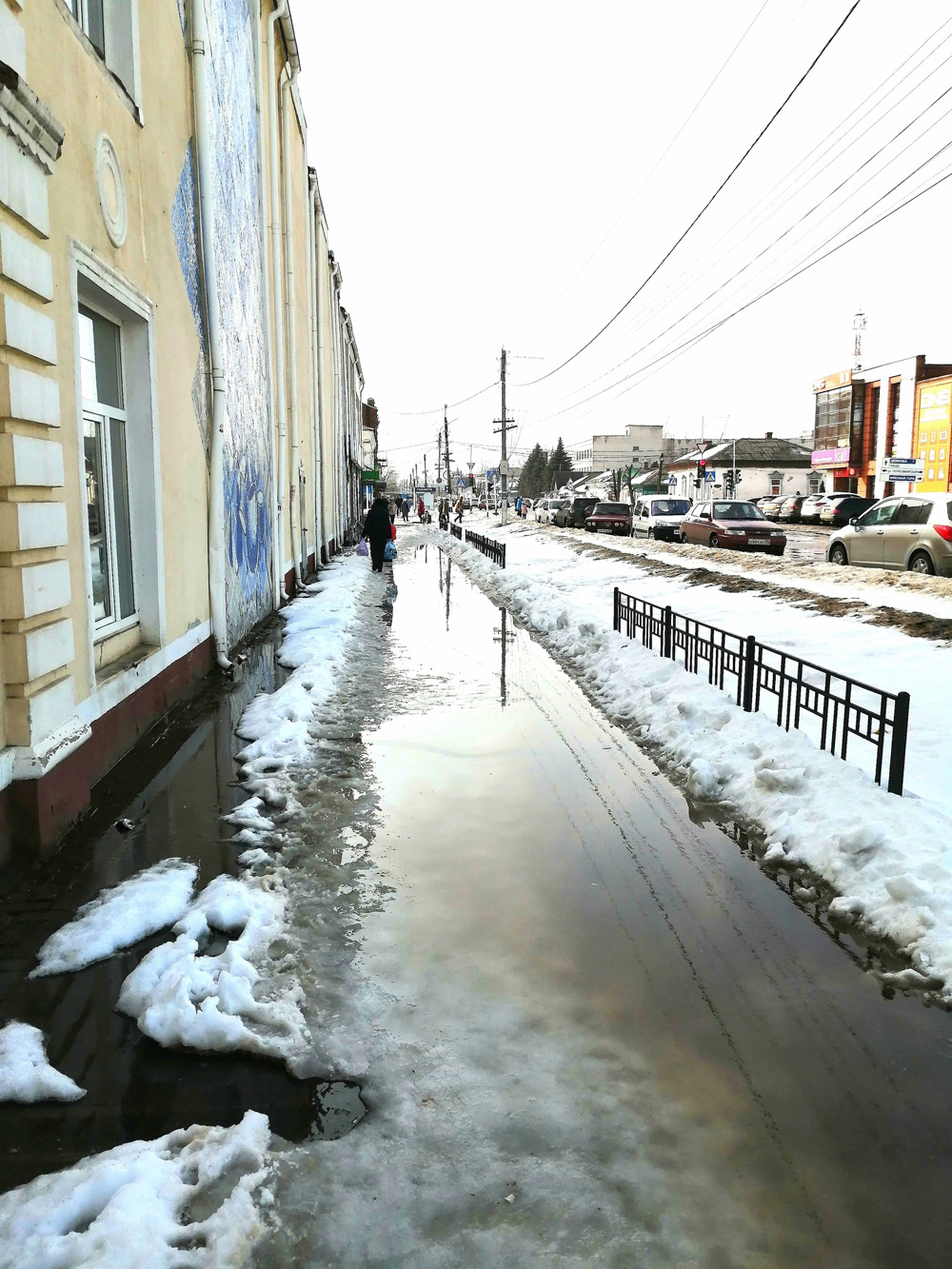 В Новозыбкове затопило тротуар в центре города