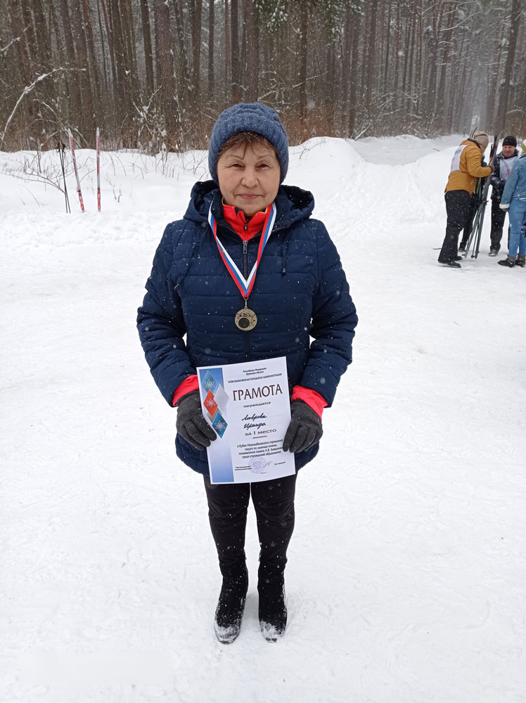 Опытнейшая лыжница из Новозыбкова получила награду из рук главы региона
