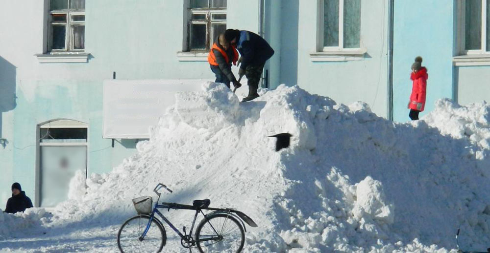 В Новозыбкове подвалило снега, в центре сооружают горку