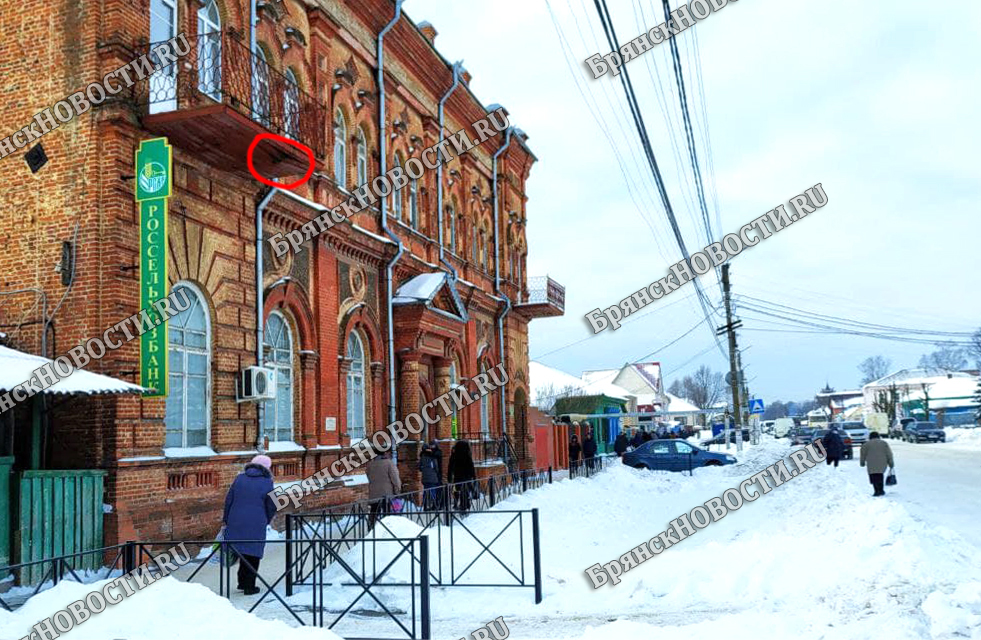 В Новозыбкове разрушается красивейшее историческое здание