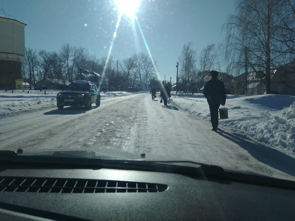 Депутат обратил внимание на аварийное состояние дороги у автовокзала в Новозыбкове, его поддержали горожане