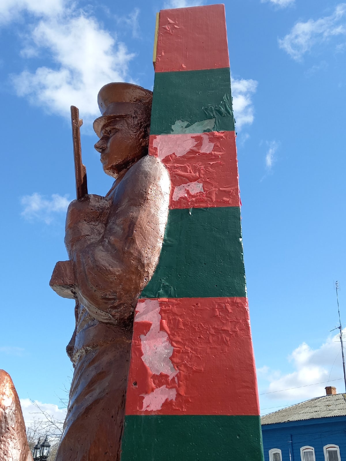 Памятник пограничникам в Новозыбкове пережил зиму с потерями