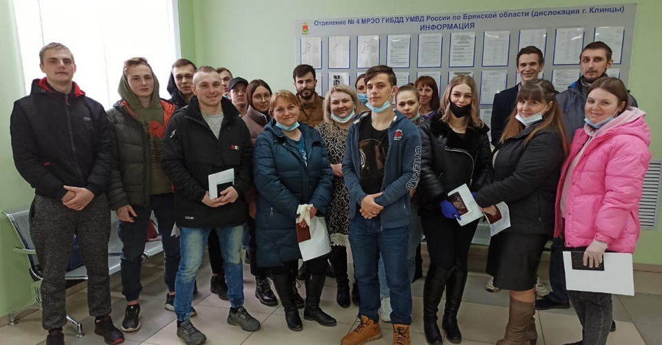 Выпускники Новозыбковской автошколы успешно сдали экзамены и порадовали наставников