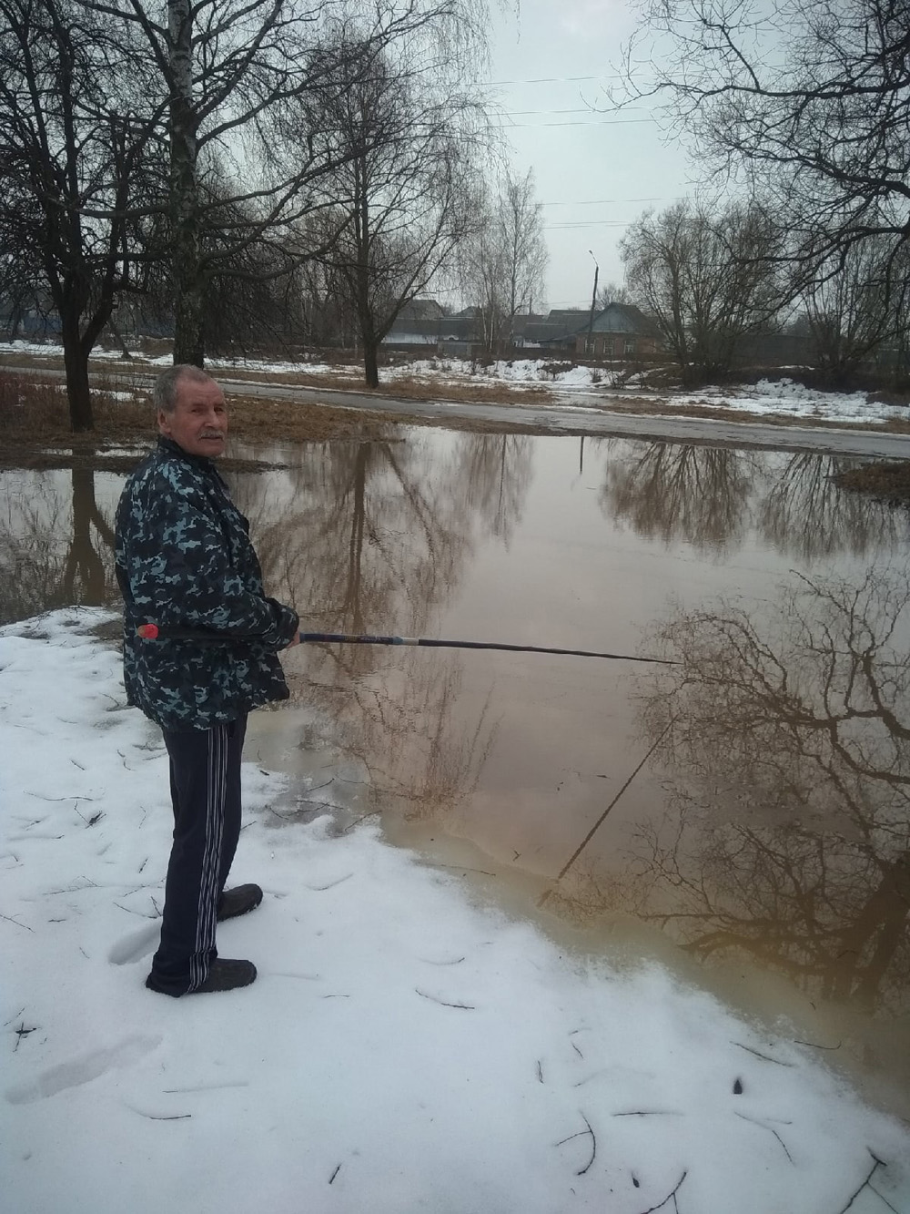 Весна на Зареченской: дом ветерана в Новозыбкове заблокировало озеро