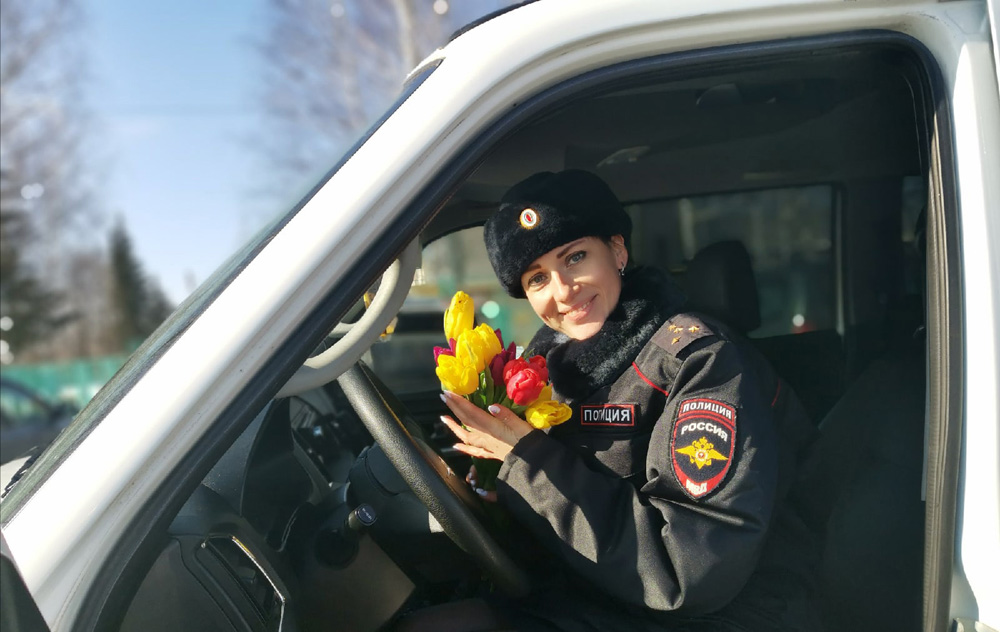 Акция цветы для автоледи. Сотрудники ГАИ Калининград. Автоледи дарит цветы Тюмень 2023. Гибдд дарит цветы