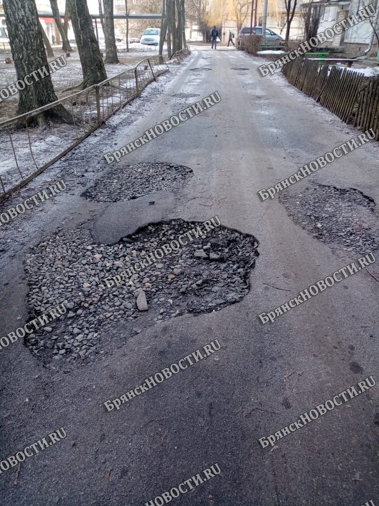 В Новозыбкове рассыпается дорога на внутридвором проезде