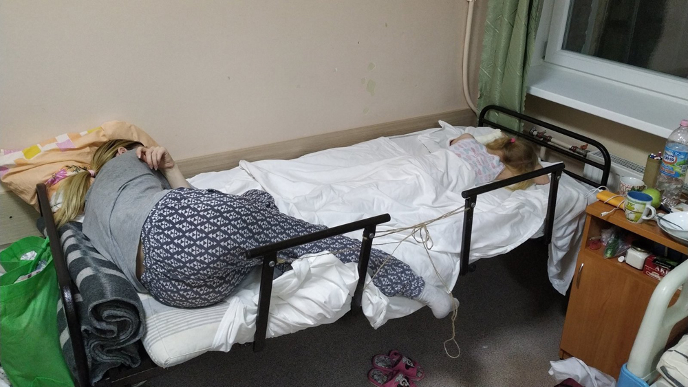Жителям Брянской области пояснили, могут ли родители лежать в больнице с ребенком
