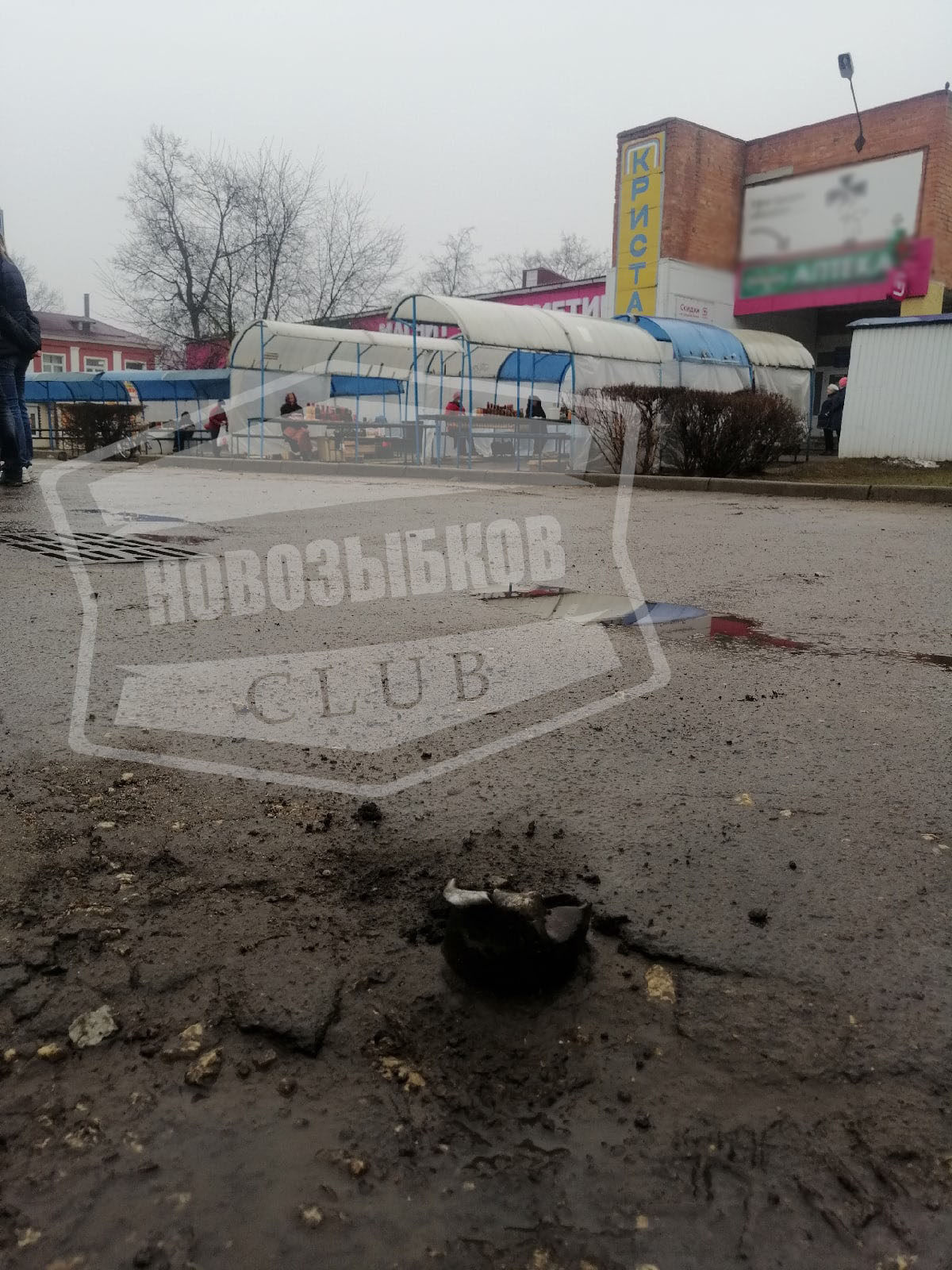 В Новозыбкове водителей предупредили о торчащей трубе