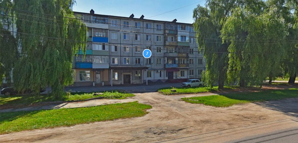Причиной «вечной лужи» перед многоэтажкой в Новозыбкове назвали ошибку строителей