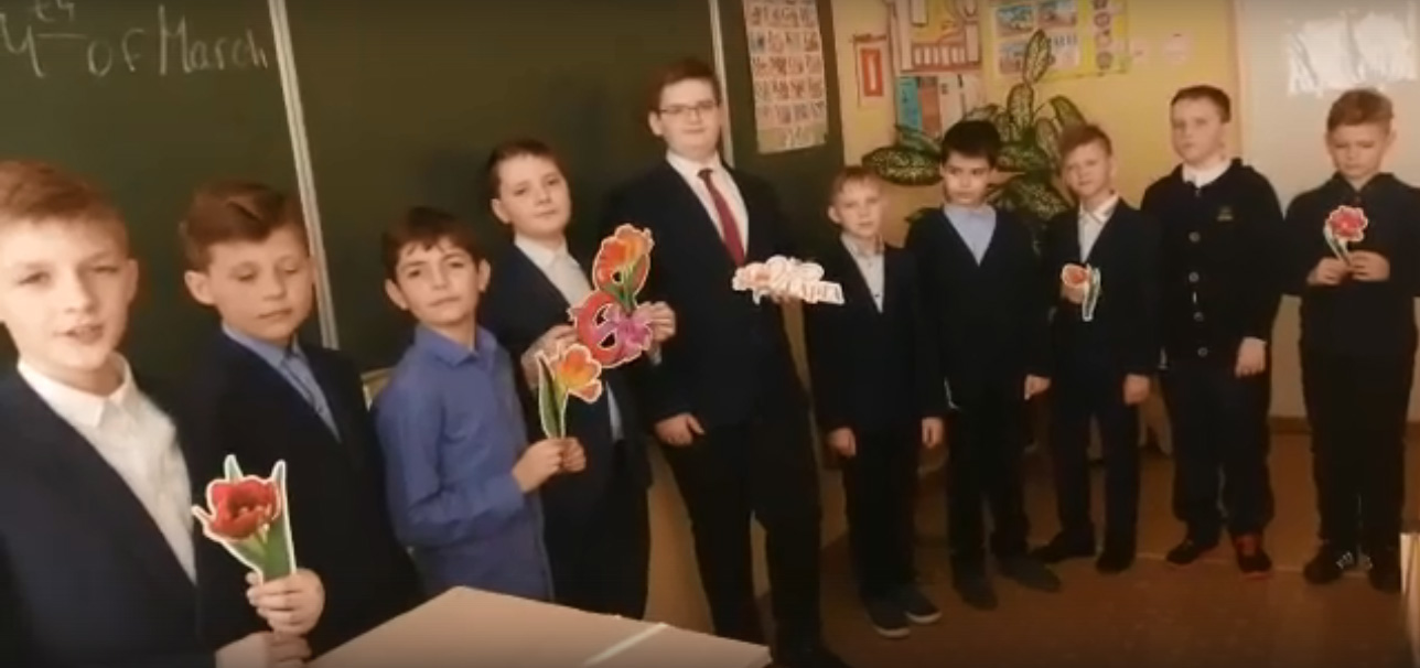 В школе Новозыбкова выпустили восьмимартовские видео