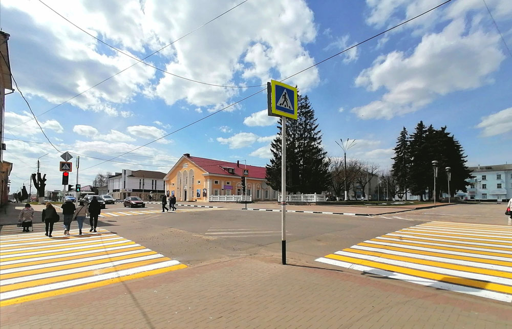 В Новозыбкове обновляют разметку на дорогах — там, где они есть