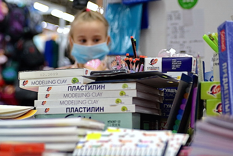 Брянские семьи на каждого ребенка-школьника получат 10 тысяч рублей