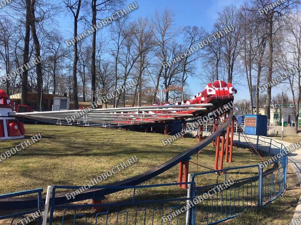 В парке Новозыбкова на обновляемых аттракционах люльки висят в целлофане