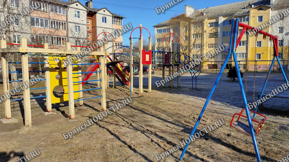 Недавно построенные во дворах Новозыбкова площадки уже требуют ремонта