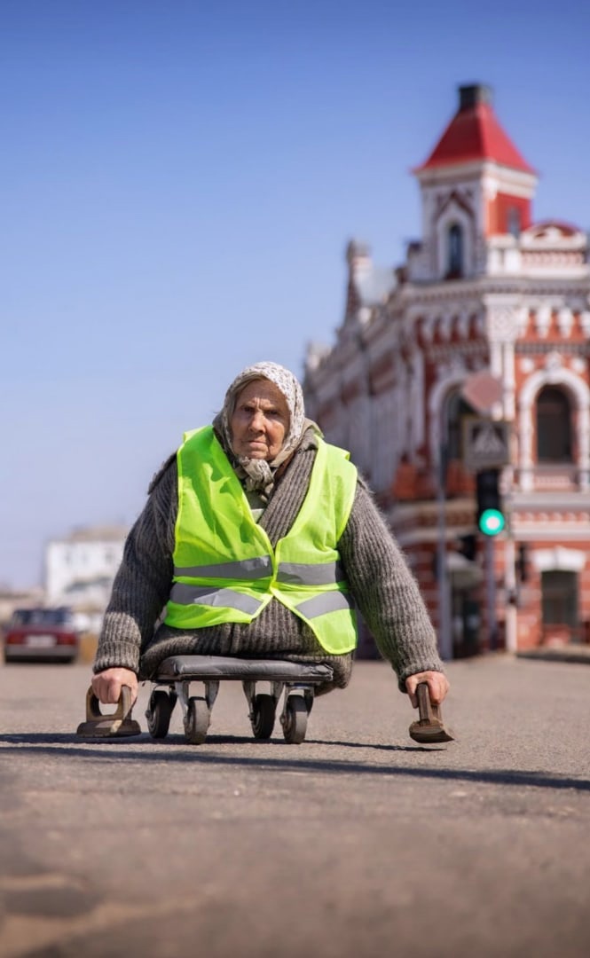 В Новозыбкове автомобилист сделал бабушку-инвалида заметной на дороге