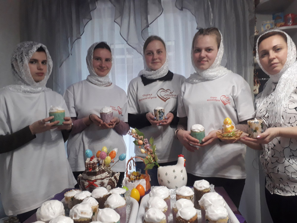Волонтеры из Новозыбкова испекли и освятили куличи для пожилых людей