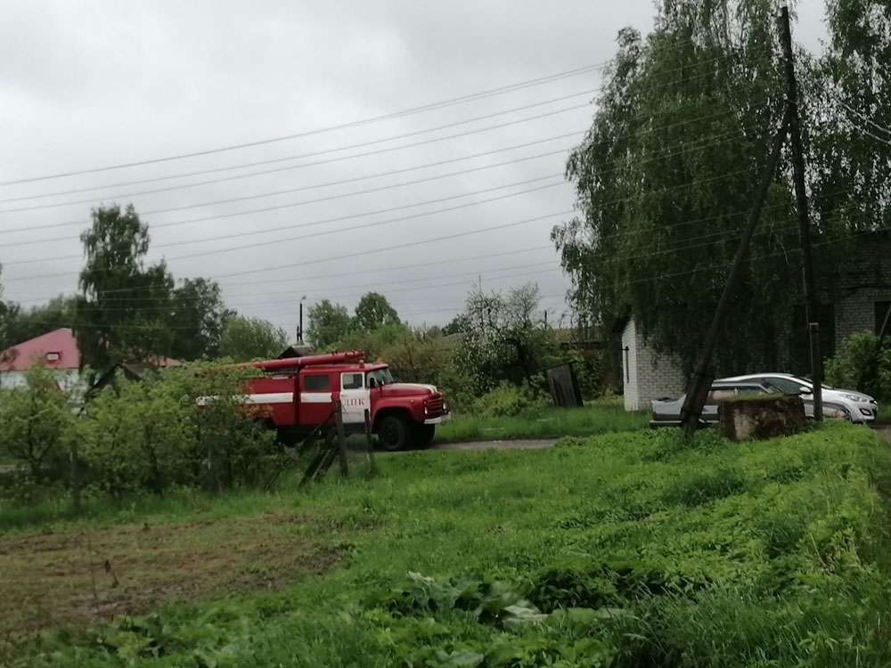 Спасатели показали, как эвакуировали бабушку при пожаре в новозыбковском селе