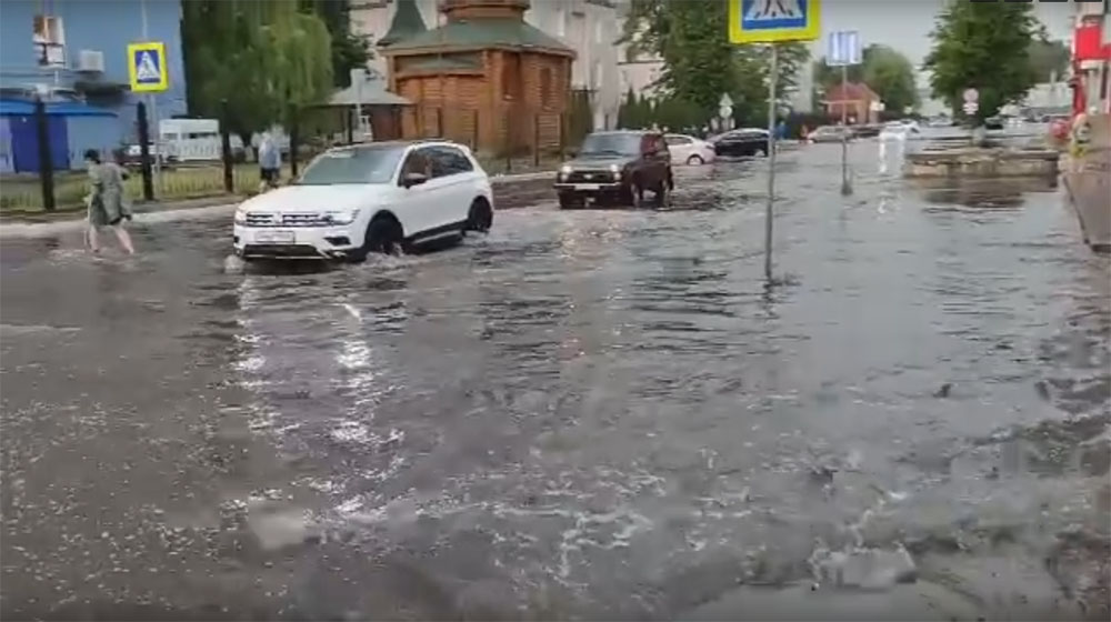 Стопбан ливень. Ливень с градом в Железнодорожном. Ливень с грозой в Брянске. Брянский ливень. Дождь с грозой в Брянске.